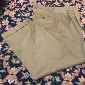 Men’s 36*29 Dockers Relaxes Fit pleated khakis.